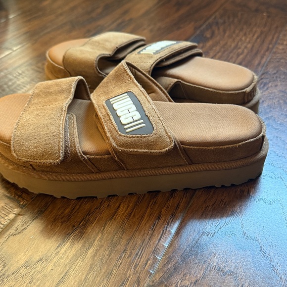 Never worn!  UGG Greer Platform Sandal, size 7 - Picture 9 of 11